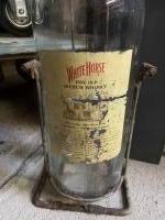 Oude whiskyfles in standaard