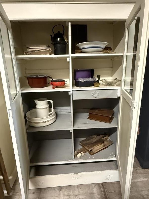 Vintage vitrinekast brocante