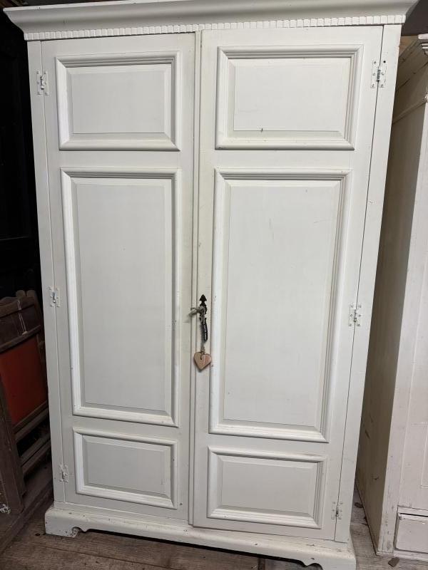 Brocante linnenkast met deuren