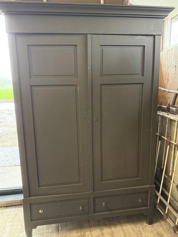 Antieke brocante kast met deuren en lades