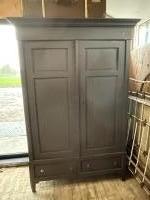 Antieke brocante kast met deuren en lades