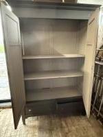Antieke brocante kast met deuren en lades