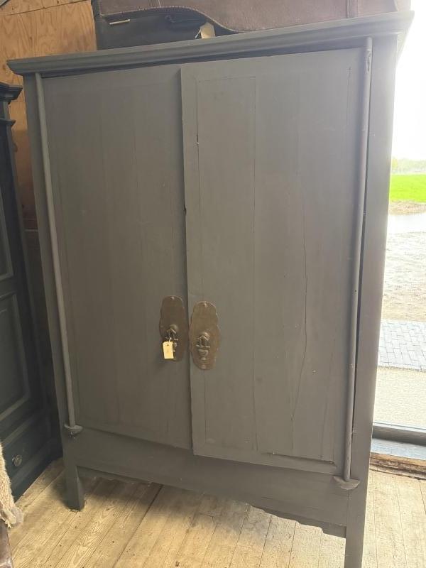 Landelijke brocante kast met deuren en lades