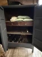 Landelijke brocante kast met deuren en lades