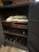 Landelijke brocante kast met deuren en lades