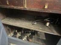 Landelijke brocante kast met deuren en lades