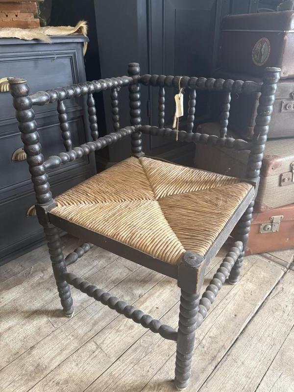 Antiek hoekstoeltje met rieten zitting