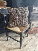 Antiek hoekstoeltje met rieten zitting