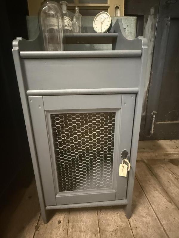 Vintage kastje met gaasdeur