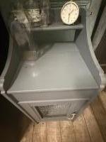 Vintage kastje met gaasdeur