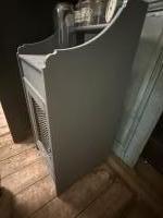 Vintage kastje met gaasdeur